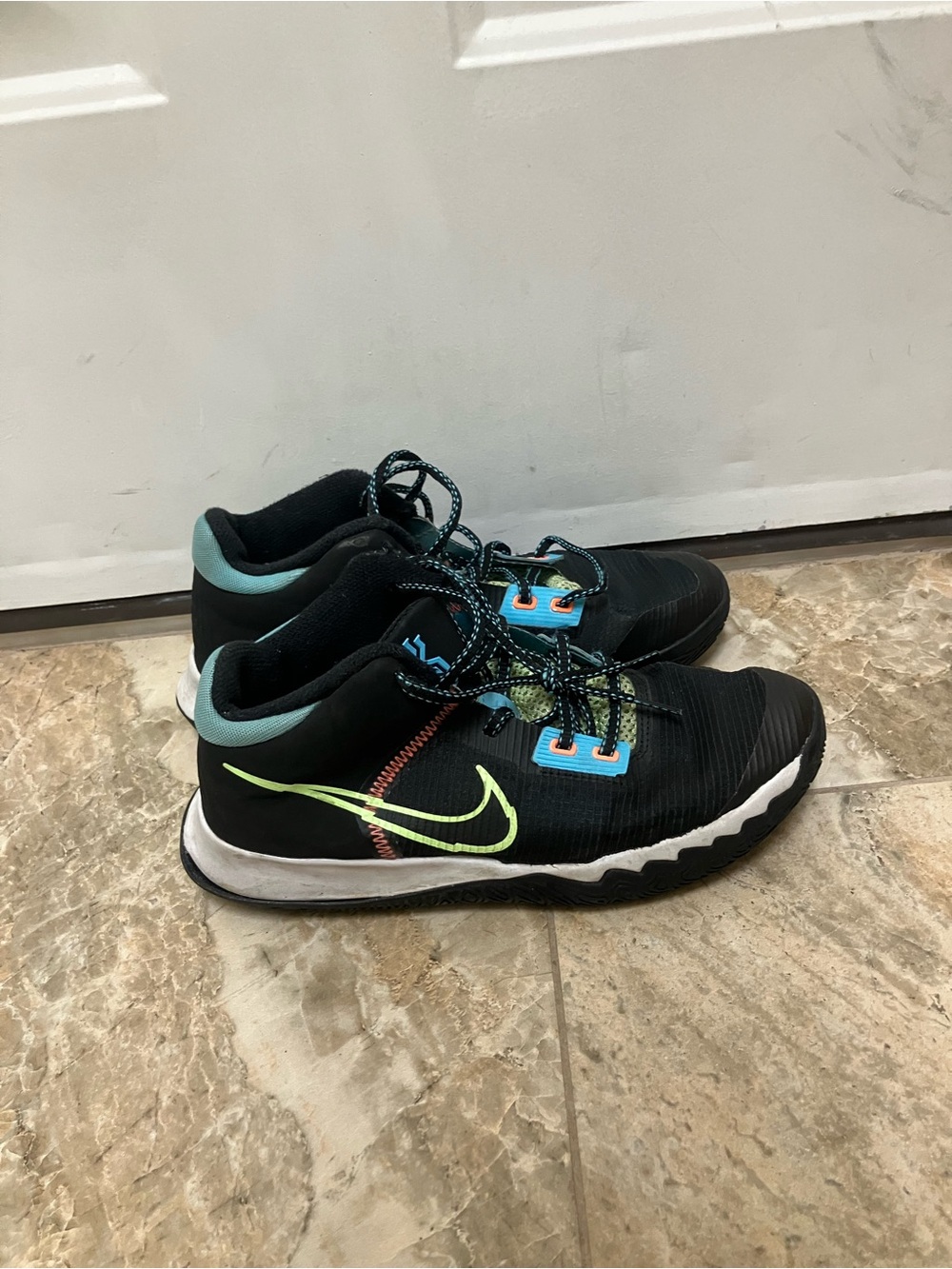 NIKE KIDS KYRIE FLYTRAP 4 BASKETBALL SHOES